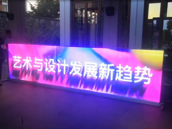 光電玻璃護(hù)欄廣告屏(圖2) 光電玻璃護(hù)欄廣告屏(圖2)